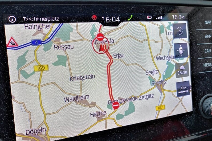 Das im Auto fest verbauten Navi zeigt zwischen Mittweida und Geringswalde eine gesperrte Straße an. 