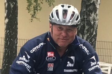 Urlaubsschnappschuss: Rainer Lemke in seiner Radlerkluft auf demE-Bike. Früher fuhr er auch Rennrad, das tut er sich mittlerweile nicht mehr an.
