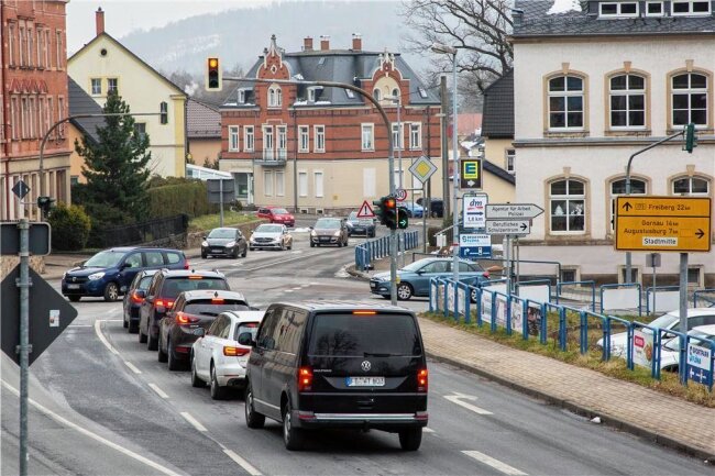 Wo der Freistaat an Mittelsachsens Verkehrsadern bauen will - Voraussichtlich noch im März wird an der Kreuzung Bundesstraße 173/Augustusburger Straße in Flöha der Verkehr Richtung Chemnitz wieder auf die Ortsumfahrung umgeleitet. Ab Mai wird dann die Straße Richtung Freiberg voll gesperrt. 