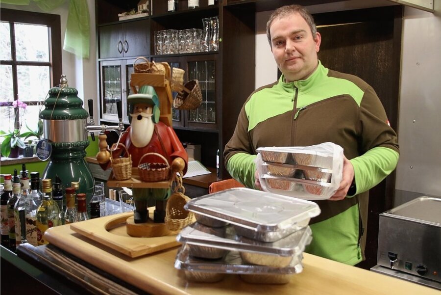 Kevin Lohse hat seine Gaststätte "Finkenmühle" in Flöha noch geöffnet. Sollte er über Weihnachten schließen müssen, bietet er wie jetzt bereits einen Abholservice an. 