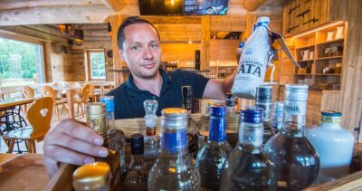 Wo die größte Wodka-Sammlung der Welt entstehen soll - Die Badegärten Eibenstock haben ein erklärtes Ziel. Sie wollen die größte Wodkasammlung der Welt zusammentragen. Marketingleiter René Wisgickl hälteine Wodkaflasche in der Hand, die eine finnische Lieferantin der Einrichtung schenkte. 