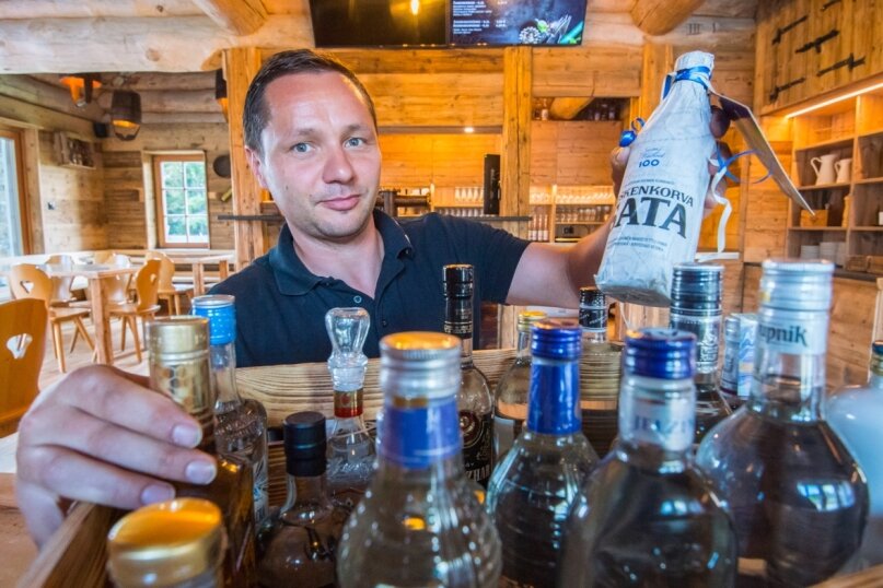 Wo die größte Wodka-Sammlung der Welt entstehen soll - Die Badegärten Eibenstock haben ein erklärtes Ziel. Sie wollen die größte Wodkasammlung der Welt zusammentragen. Marketingleiter René Wisgickl hälteine Wodkaflasche in der Hand, die eine finnische Lieferantin der Einrichtung schenkte. 