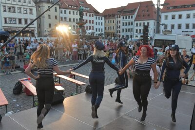 Wo die Menschen auf den Straßen tanzen: Das war die 12. Nachtschicht in Freiberg - Hier tanzt nicht die Polizei, sondern die Funkengarde des Freiberger Karnevalklubs.