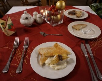 Wo die Neunerlei-Tradition weiterlebt - Soll das Omen für großes Geld im nächsten Jahr sein: Hering mit Apfelschmand und Toast beim traditionellen Neunerlei-Essen. 