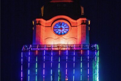 Wo die Stadt Plauen ab 1.September auf Beleuchtung verzichtet - Das aus Anlass der 900-Jahr-Feier angebrachte LED-Lichtnetz am Rathausturm wird jetzt doch Opfer der Energiesparverordnung. Der Rathausturm und die Turmuhr sollen aus Sicherheitsgründen weiterhin angeleuchtet bleiben. 