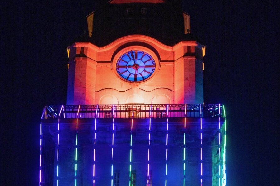 Wo die Stadt Plauen ab 1.September auf Beleuchtung verzichtet - Das aus Anlass der 900-Jahr-Feier angebrachte LED-Lichtnetz am Rathausturm wird jetzt doch Opfer der Energiesparverordnung. Der Rathausturm und die Turmuhr sollen aus Sicherheitsgründen weiterhin angeleuchtet bleiben. 