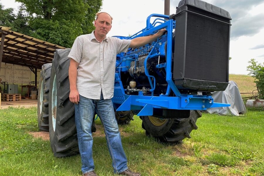 Martin Sprich aus Marbach in der Gemeinde Striegistal und sein ungarischer Traktor, Baujahr 1967. Er hat die Landmaschine nahezu in den Originalzustand versetzt. 2023 will er damit zum Traktorentreffen.