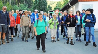 Wo die Wanderchefin in die Ferne schaut - Kathrin Hager vom Verband der Vogtländischen Gebirgs- und Wandervereine hier bei einer Wanderung von Lok Adorf im Jahr 2019.