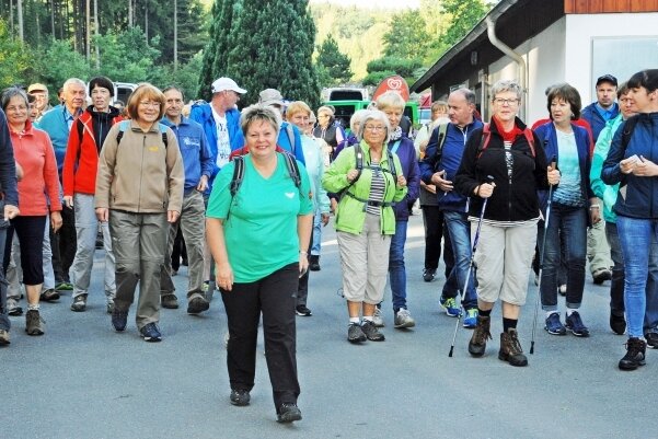 Wo die Wanderchefin in die Ferne schaut - Kathrin Hager vom Verband der Vogtländischen Gebirgs- und Wandervereine hier bei einer Wanderung von Lok Adorf im Jahr 2019.