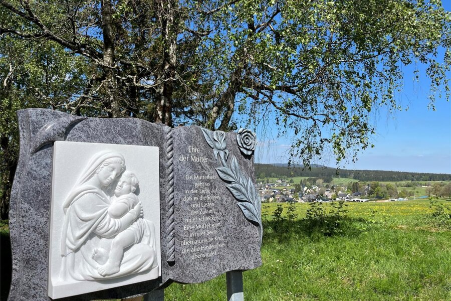 Wo ein Erzgebirger den Müttern ein Denkmal setzt - Diese Würdigung für alle Mütter hat Steffen Fritzsch in Breitenbrunn erdacht und gestiftet. Sie steht unweit von der vom ihm 2021 geschaffenen Waldandacht nahe dem Pasterlefelsen.