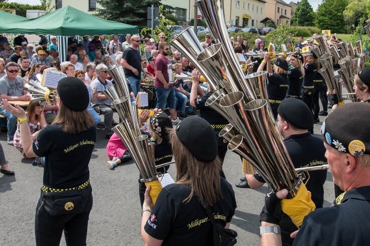 Wo es am Männertag in Mittelsachsen stimmungsvoll wird - Der Auftritt der Milkauer Schalmeien zum Männertag in Milkau ist Tradition, wie hier 2018, als hunderte Besucher in den Erlauer Ortsteil kamen. Erneut spielen die Musiker zu Himmelfahrt in Milkau auf. 