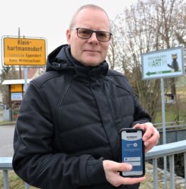Wo es Lücken im Mobilfunknetz gibt - Der Eppendorfer Bürgermeister Axel Röthling (SPD) war auch im Ortsteil Kleinhartmannsdorf mit der Breitband-App der Qualität des Mobilfunkempfangs auf der Spur. Mit den Messdaten der App können auch Bürger dazu beitragen, die Funklöcher nachzuweisen.. 