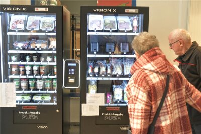 Wo es rund um Freiberg und Oederan regionale Lebensmittel zu kaufen gibt - sogar nachts - Kurz vor Inbetriebnahme zogen die beiden Lebensmittelautomaten im Regionalmarkt in Oederan schon neugierige Blicke auf sich.