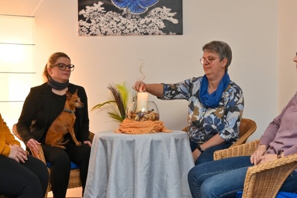 Wo Frauen freiwillig dem Tod begegnen - Cornelia Löbel, Susanne Schaper mit Hund Lotte, Tabea Weinert und Kati Richter (von links) gehören zum ambulanten Hospizdienst. Als Sterbebegleiterinnen wollen sie Betroffenen helfen, mit der Situation zurecht zu kommen. Kerze, Schmetterlinge und ein Hund sind Symbole der Zuversicht. 