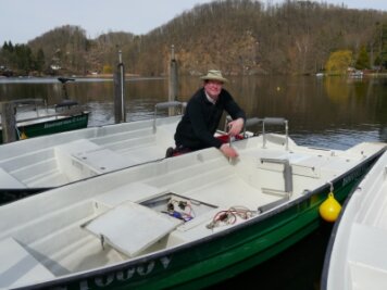 Wo Gäste zu Ostern erwartet werden - Peter Groß hat seine Flotte vom Bootsverleih in Lauenhain auf die ersten Gäste der Saison vorbereitet. 