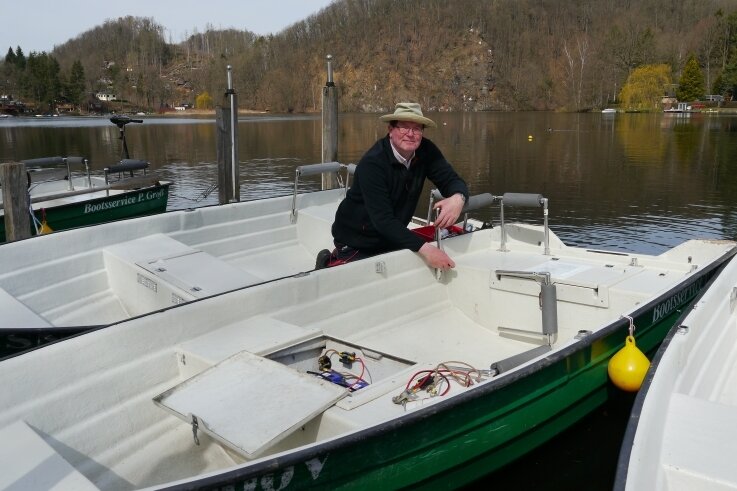 Wo Gäste zu Ostern erwartet werden - Peter Groß hat seine Flotte vom Bootsverleih in Lauenhain auf die ersten Gäste der Saison vorbereitet. 