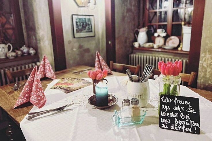 Wo Gregor Gysi nicht zum ersten Mal im Vogtland einkehrte - Im Alten Handelshaus nahm Gregor Gysi an dem Tisch Platz, an dem er schon bei seinem ersten Besuch 2019 in dem Restaurant saß.