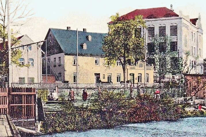 Wo im Biergarten geturnt wurde - Die Ansichtskarte von 1912 zeigt das Restaurant, den Turnbereich (links) und das Schulgebäude (rechts) vom Mittelweg aus.