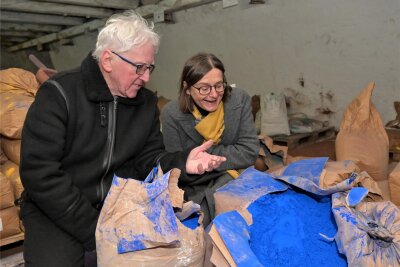 Wo im Erzgebirge die älteste noch produzierende Farbfabrik der Welt steht - Gerd Bochmann, der Geschäftsführer von Schindlerswerk (l.), beim Rundgang mit Staatssekretärin Barbara Meyer.