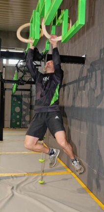 Wo im Erzgebirge ein Ninja-Warrior-Parcours entsteht - Dieses Hindernis nennt sich der heiße Draht. Der Sportler muss hier sein Körpergewicht über die verschiedenen Ebenen einer verkanteten Stange transportieren.