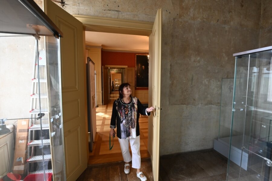 Auf Schloss Wolkenburg soll es demnächst einige Veränderungen geben. Mitarbeiterin Andrea Heinig zeigt einen der Räume, die für Ausstellungen umgebaut werden sollen. 