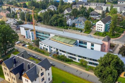 Wo in den Schulen im Erzgebirge gebaut wird - und wo nicht - Derzeit wird am Olbernhauer Gymnasium das Glasdach des Verbindungsbaus erneuert. Es ist eines der größten Projekte in Regie des Erzgebirgskreises in kreiseigenen Schulen.