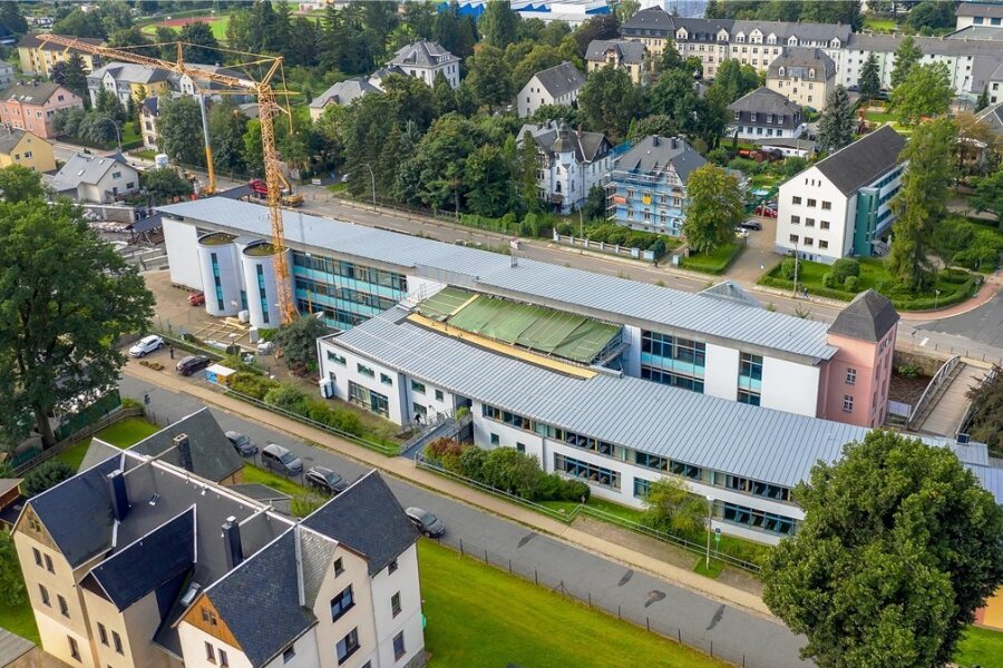 Wo in den Schulen im Erzgebirge gebaut wird - und wo nicht - Derzeit wird am Olbernhauer Gymnasium das Glasdach des Verbindungsbaus erneuert. Es ist eines der größten Projekte in Regie des Erzgebirgskreises in kreiseigenen Schulen.