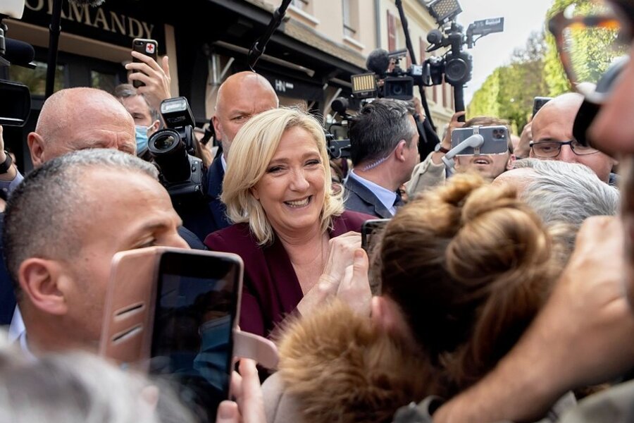 Am nächsten Sonntag geht sie in die Stichwahl gegen Frankreichs Staatspräsidenten Emmanuel Macron: die Rechtspopulistin Marine Le Pen. 