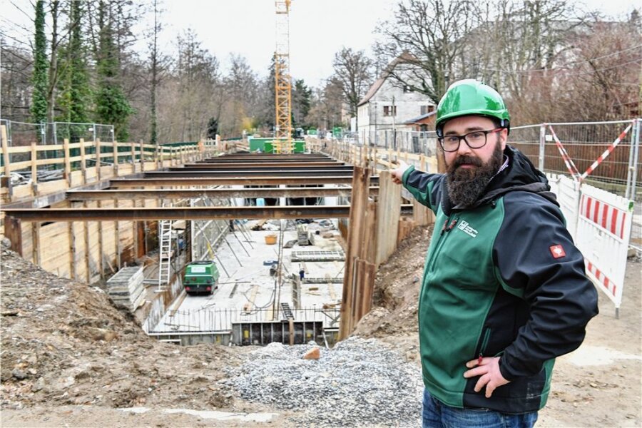 Wo in Freiberg mehr als 6 Millionen Euro im Boden verschwinden - Sylvio Weber von der Firma LSTW leitet den Bau des Regenrückhaltebeckens in der Beethovenstraße in Freiberg. 