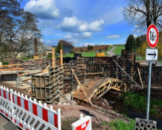 Wo in Mittelsachsen derzeit gebaut wird - Die Arbeiten an der Brücke über die Kleine Striegis in Berthelsdorf am Ortsausgang in Hainichen in Richtung Langenstriegis verzögern sich. Gesperrt ist nun bis zum 15. Juli. 