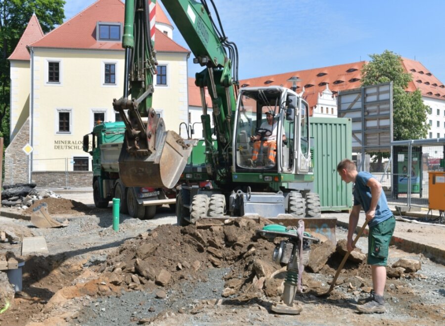 Wo in Mittelsachsen gebaut wird - Baustelle Wallstraße in Freiberg: Mitarbeiter der Firma LSTW, Roberto Juricka und Florian Wunderlich (r.), bei der Abraumberäumung . 