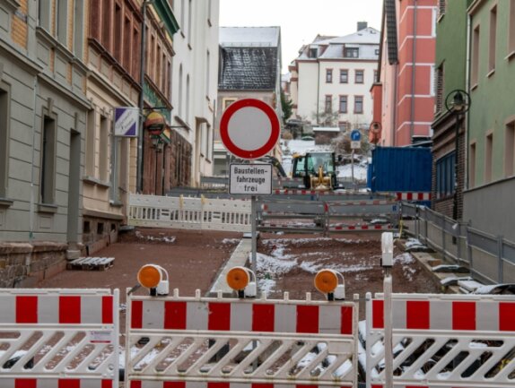 Die Mittweidaer Theaterstraße ist wegen Straßenbauarbeiten gesperrt. Noch bis 31. März müssen Autofahrer Umwege in Kauf nehmen.