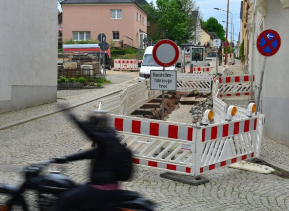 Seit Mitte März ist in Hainichen die Gerichtsstraße abschnittsweise gesperrt, weil dort Gasleitungen erneuert werden. Die Arbeiten auf der Durchgangsstraße sollen nun spätestens am 17. Juni beendet sein. 