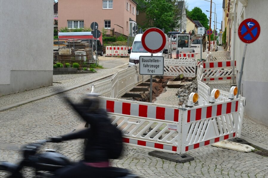 Seit Mitte März ist in Hainichen die Gerichtsstraße abschnittsweise gesperrt, weil dort Gasleitungen erneuert werden. Die Arbeiten auf der Durchgangsstraße sollen nun spätestens am 17. Juni beendet sein. 