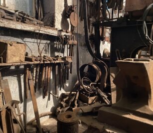 Wo in Mühlbach der Hammer hängt - Als hätte der Schmied gerade sein Werkzeug abgelegt: So sieht es in der alten Schmiede in Mühlbach aus.