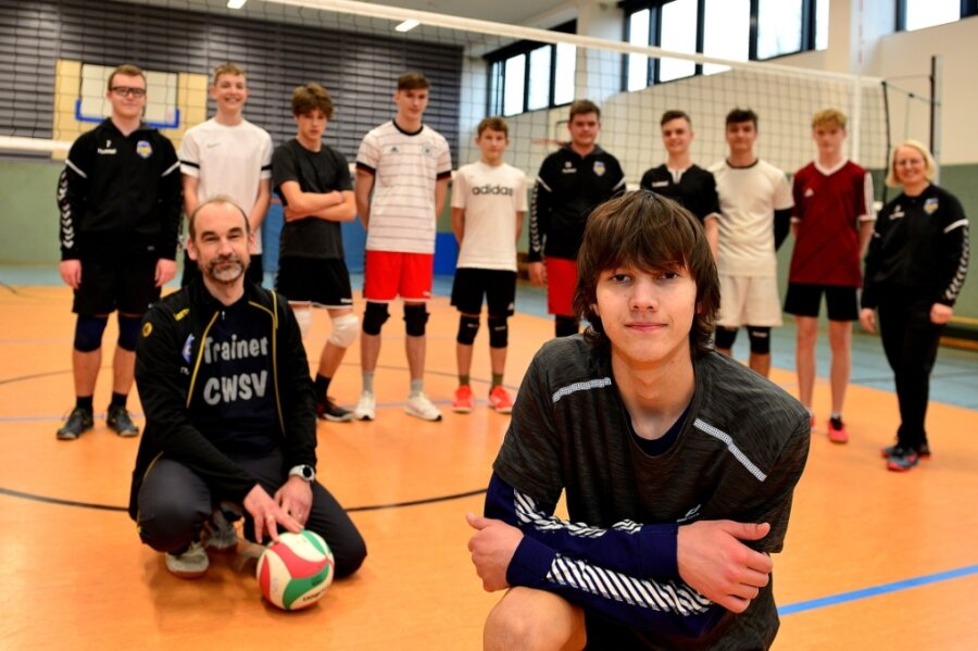 Der 14-jährige Ukrainer Savelii Ushakov spielt jetzt Volleyball beim CWSV in Chemnitz. Trainiert wird das Team von Thomas Dressler (vorn links), einem Chemnitzer Allgemeinmediziner. 