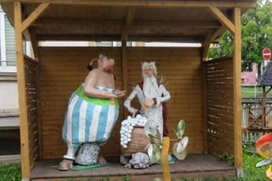 Wo ist Asterix? Polizei in Zwickau sucht nach verschwundener Figur aus Pappmaché - Obelix und Miraculix vermissen ihren Freund Asterix, der rechts neben ihnen stand.