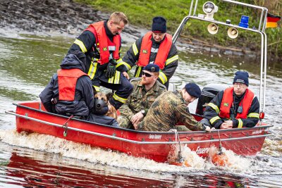 Wo ist der kleine Arian? - 1200 Helfer waren auf der Suche - Einsatzkräfte durchsuchen nahe Elm die Oste, einen Nebenfluss der Elbe.