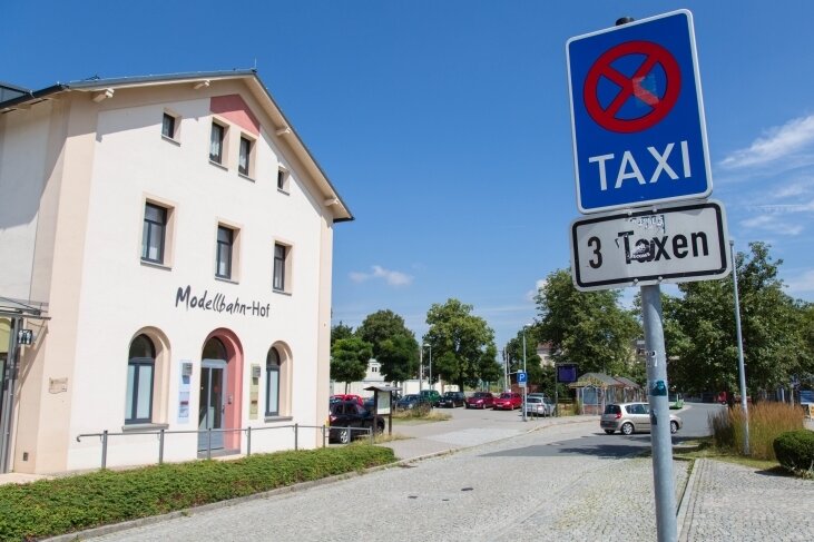 Wo ist ein Taxi, wenn man mal eines braucht? - Bahnhof Stollberg: Die Suche nach einem Taxi kann in der Region zum Problem werden.