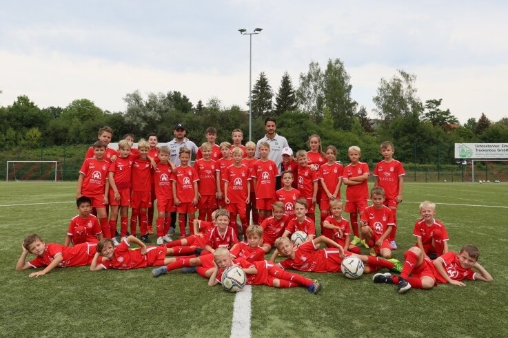 Wo junge Kicker und Vereine profitieren können - Die FSV-Zwickau-Profis Dominic Baumann (weißes Shirt, li.) und Filip Kusic (re.) leiteten eine Einheit auf dem Platz des ESV Lok Zwickau.