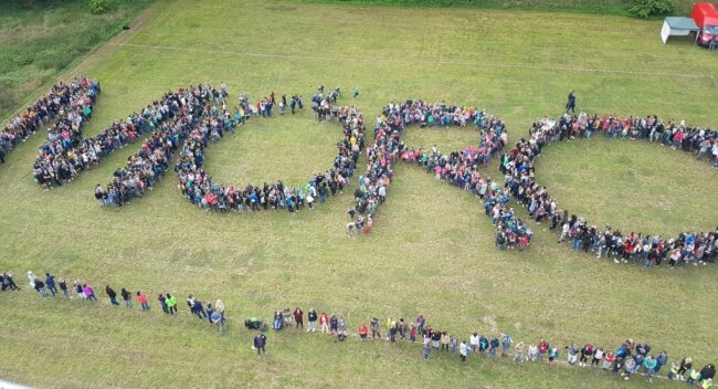 Mit einem Flashmob im September 2019 bildeten rund 1500 Schülerinnen und Schüler den Schriftzug "MORO" - getreu dem Motto der Initiative Motley Rochlitz (Kunterbuntes Rochlitz). 