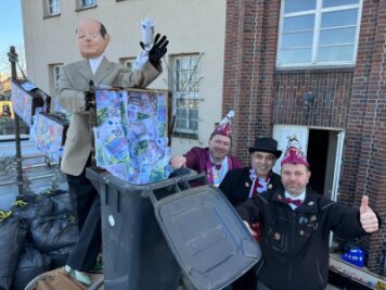 Wo Kanzler Scholz das Geld in die Mülltonne wirft: 15.000 Menschen beim Straßenfasching in Meerane - Der Kanzler wirft auf dem MCV-Wagen das Geld in die Mülltonne.