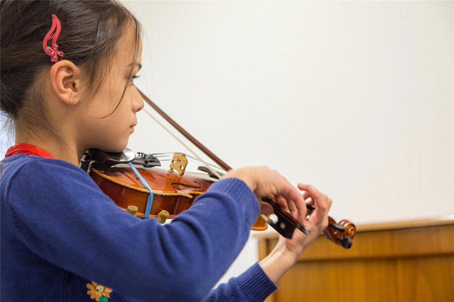Wo Kinder ein Instrument spielen lernen in Mittelsachsen - An der Musikschule Mittelsachsen können Kinder unter anderem das Violinespiel erlernen.