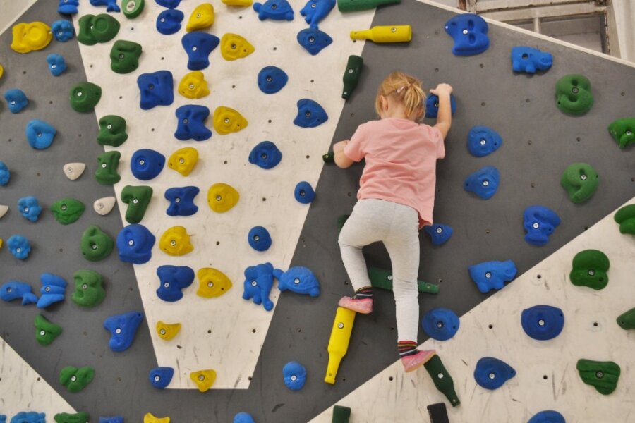 Wo Kinder in den Herbstferien klettern, springen und toben können - Die dreijährige Lotta besucht erstmals den Kletterpark Boulderlounge. 
