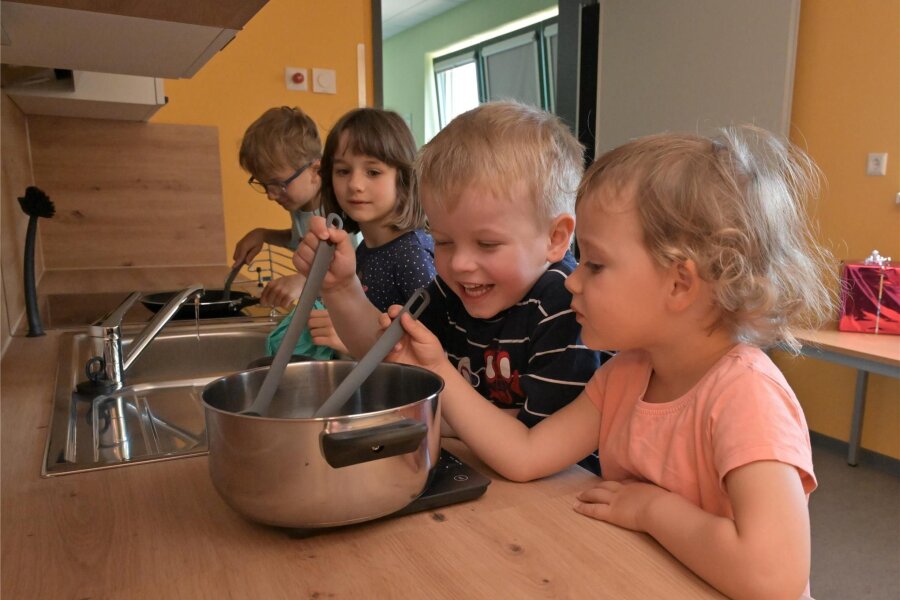 Wo Kinder kochen lernen: Kita Obercrinitz nimmt Kinderküche in Betrieb - Peter, Lea, Noah und Nina (von links) testen die neue Kinderküche.