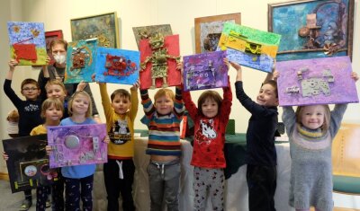 Wo Kinder Schrott in Kunst verwandeln - Mädchen und Jungen der Gruppe "Schlaue Füchse" der Kita in der Roten Schule in Oelsnitz zeigen die von ihnen selbst gestalteten Bilder. Dafür verwendeten sie auch Schrottteile.