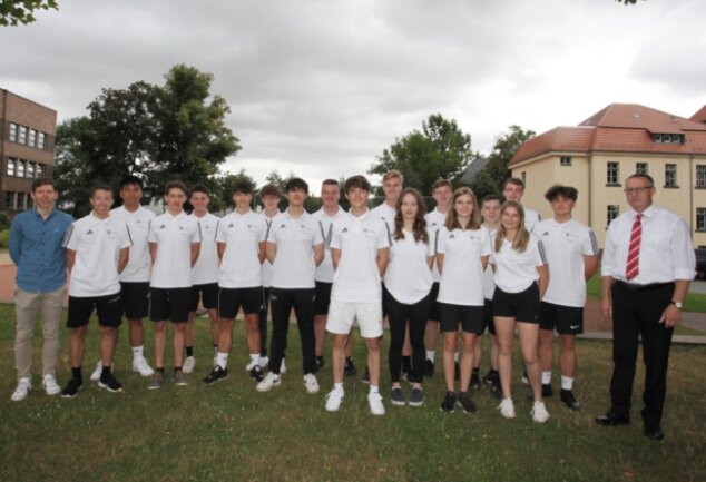 Wo künftige Fußballtrainer ihr erstes Rüstzeug erhalten - Lehrer Max Plänitz (li.) und Thomas Herberger (Commerzbank/re.) mit den Absolventinnen und Absolventen der DFB-Junior-Coach-Ausbildung. Philipp Noack (Mitte) bekam für seine sportliche Aktivität ein Extralob.