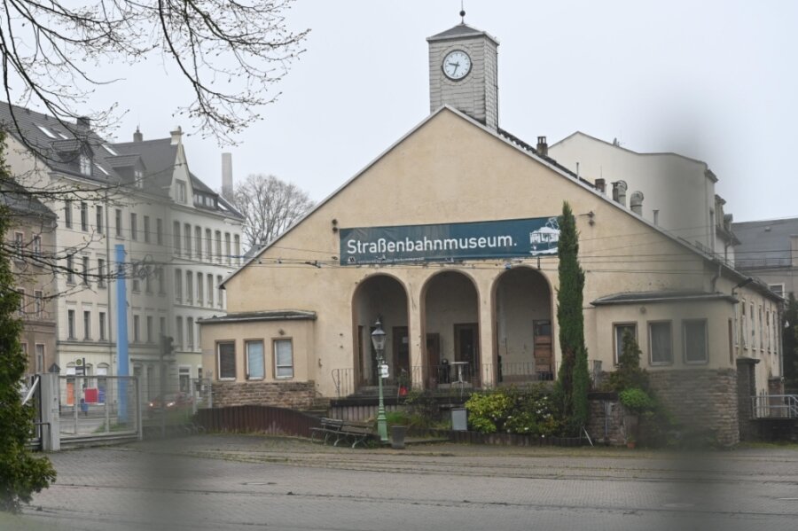 Bei einer Methode zur Ermittlung des geografischen Mittelpunktes ergibt sich die Ostseite des Straßenbahnmuseums im Stadtteil Kappel. 