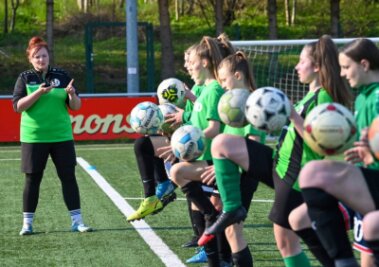 Wo Mädchen auch ohne Jungs gegen den Ball treten können - Fußball als Leidenschaft: Marisa Gelbrich ist Spielerin und C-Juniorinnen-Trainerin beim SV Eiche Reichenbrand. 