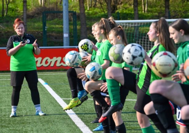 Fußball als Leidenschaft: Marisa Gelbrich ist Spielerin und C-Juniorinnen-Trainerin beim SV Eiche Reichenbrand. 